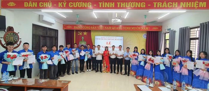 Các đoàn viên ưu tú là học sinh nhận quyết định kết nạp Đảng. Ảnh: CTV