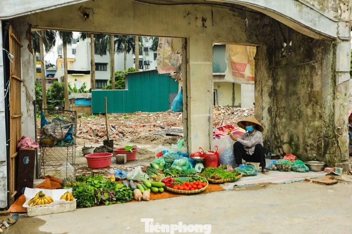 Người dân sinh sống tại khu đô thị Đồng Tàu chia sẻ, việc mở tuyến đường mới là cần thiết: “Chúng tôi rất mong con đường sớm hoàn thành để đi lại thuận tiện hơn, không phải vòng vèo như trước”.