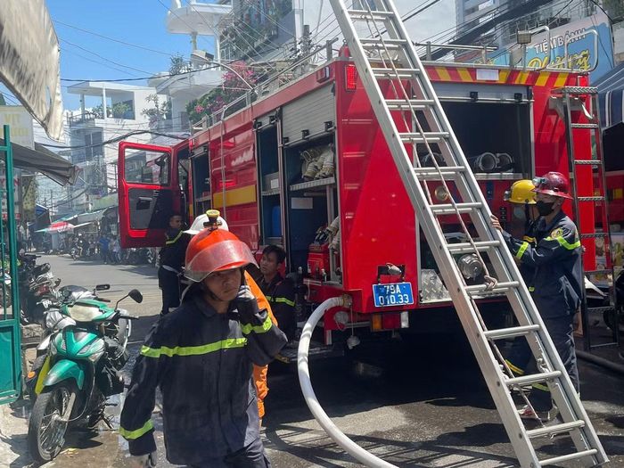 Lực lượng chức năng kịp thời dập tắt đám cháy.