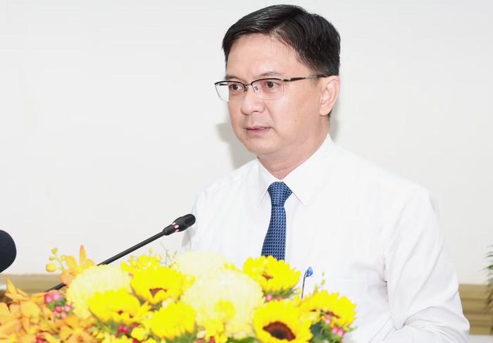 Phó Chủ tịch UBND TPHCM Nguyễn Mạnh Cường trao đổi tại hội nghị. Ảnh: Ngô Tùng