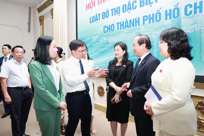 Lãnh đạo TPHCM cùng các chuyên gia trao đổi bên lề hội thảo. Ảnh: Ngô Tùng