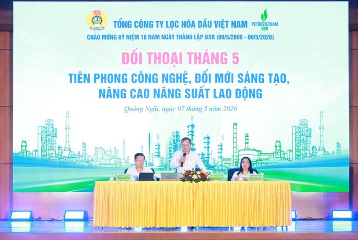 Đoàn Chủ tịch điều hành đối thoại gồm Phó Bí thư Thường trực Đảng ủy, Thành viên HĐQT Khương Lê Thành, Phó Tổng Giám đốc Phạm Minh Nghĩa và Chủ tịch Công đoàn Trương Thị Thu Hà trả lời các câu hỏi của người lao động BSR.
