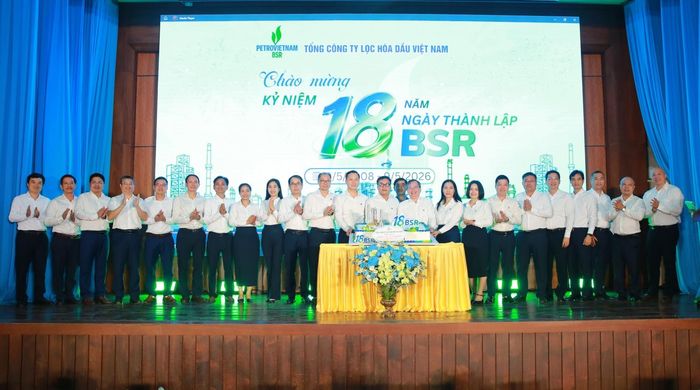 Ban lãnh đạo BSR thực hiện nghi thức kỷ niệm 18 năm thành lập.