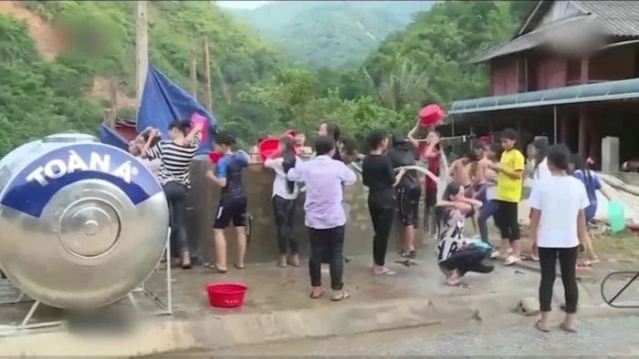 Học sinh phải thích ứng bằng việc sử dụng nước mưa, nước suối cho sinh hoạt