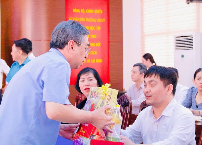 Ủy viên Trung ương Đảng, Phó Bí thư Thành ủy, Chủ tịch Ủy ban MTTQ Việt Nam TP.HCM Nguyễn Phước Lộc trao tặng quà cho người yếu thế.