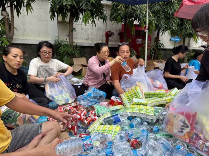 Quyên góp hàng hỗ trợ người dân mùa bão lũ.