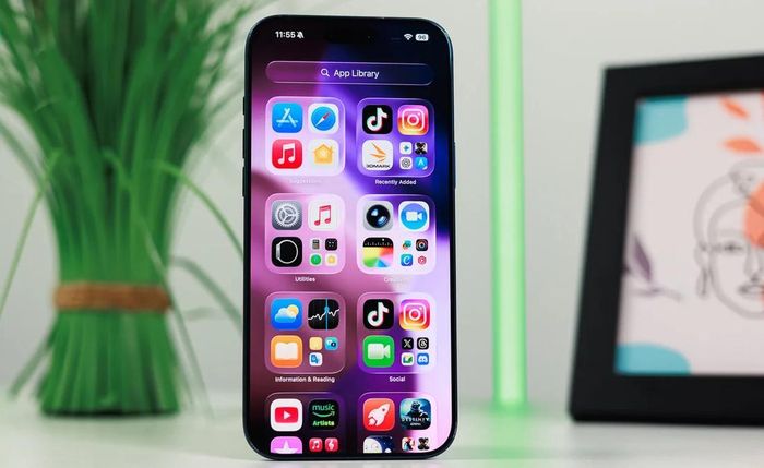 Màn hình iPhone mà bạn thấy ngày nay đang dần lỗi thời. Ảnh: PhoneArena