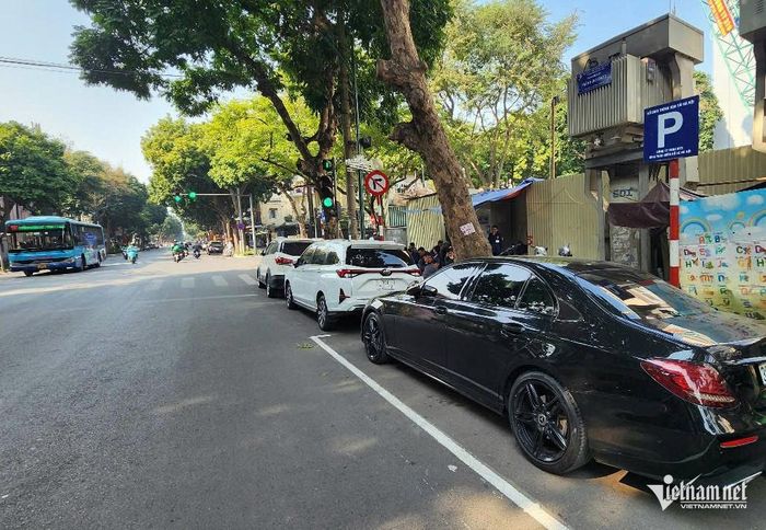 Hà Nội dự kiến tăng từ 1,5 đến 2,4 lần phí sử dụng lòng đường, vỉa hè. Ảnh minh họa: Quang Phong