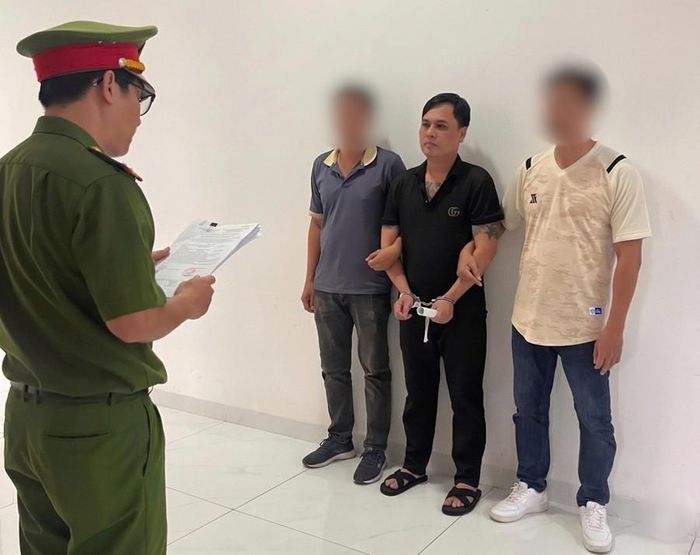 Công an đọc lệnh bắt tạm giam Đinh Thế Hiển. Ảnh: N.X