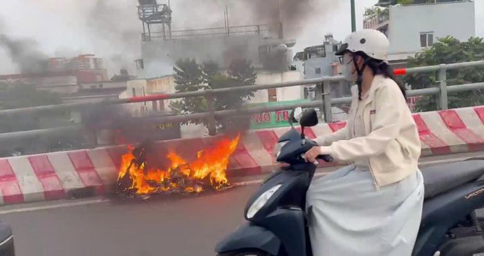 Vụ cháy xe máy gây ảnh hưởng giao thông qua cầu Bình Lợi. Ảnh: Lê Huyền