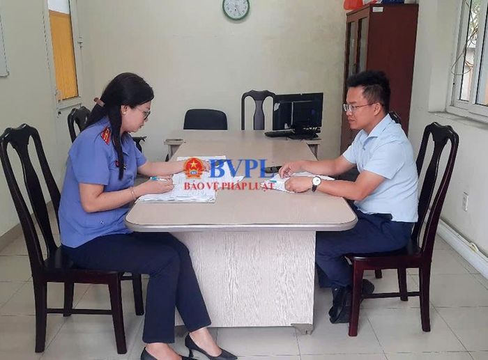 Kiểm sát viên VKSND Khu vực 6 làm việc với đại diện Công ty Dịch vụ công ích Quận 7.