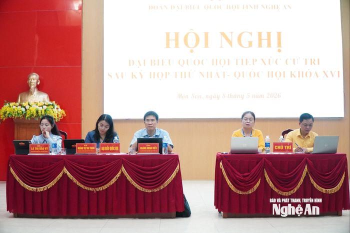 Chủ tri hội nghị tiếp xúc cử tri. Ảnh: Bá Hậu
