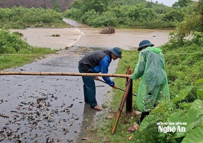 Lực lượng chức năng trên địa bàn xã Sơn Lâm tiến hành cắm hàng rào để ngăn chặn người dân qua lại khi không đảm bảo an toàn. Ảnh. PV