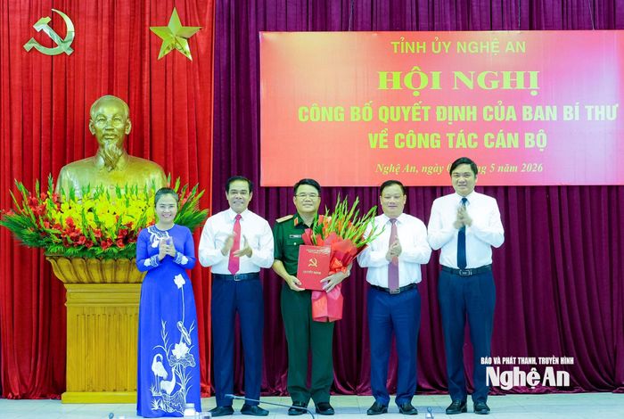 Thường trực Tỉnh ủy tặng hoa chúc mừng Thiếu tướng Vũ Văn Tùng. Ảnh: Phạm Bằng