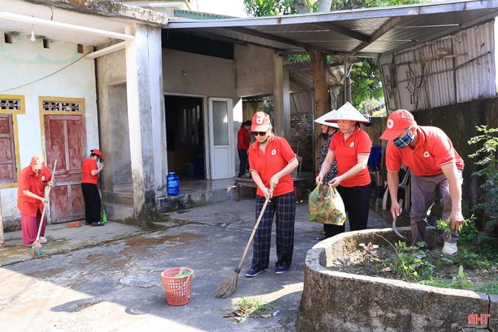 Bà Hồ Thị Long (ảnh bên trái) cùng các tình nguyện viên của Hội Chữ thập đỏ - Bảo trợ xã hội phường Bắc Hồng Lĩnh tham gia dọn vệ sinh nhà cửa cho cháu Nguyễn Tiến Anh (TDP Toàn Cầu), sống một mình do bố mất mẹ suy thận nặng đang phải về nương nhờ nhà bà ngoại.