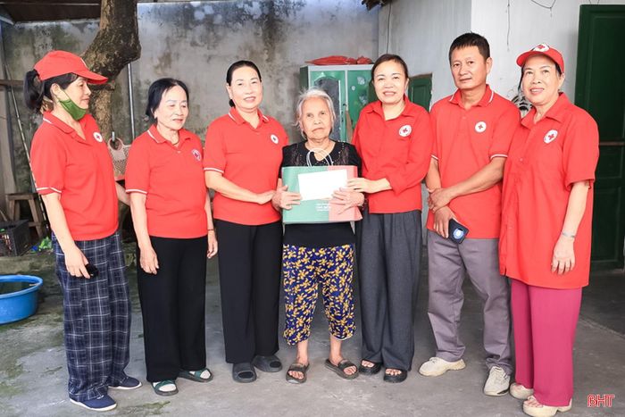 Bà Phạm Thị Niêm (TDP4, phường Bắc Hồng Lĩnh) thường xuyên được các tình nguyện viên đến thăm hỏi, tặng quà và giúp đỡ bà dọn vệ sinh, nhà cửa.