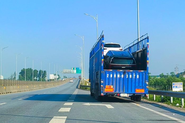 Một số phương tiện còn tùy tiện dừng, đỗ ngay ở vị trí nhập làn từ tuyến đường ở nút giao vào cao tốc.