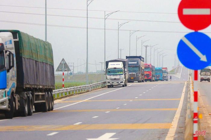 Bên cạnh đó, các phương tiện cũng dừng, đỗ ngay ở các tuyến đường dẫn ở nút giao cao tốc, dù tại vị trí này đã có biển báo cấm dừng, đỗ phương tiện.
