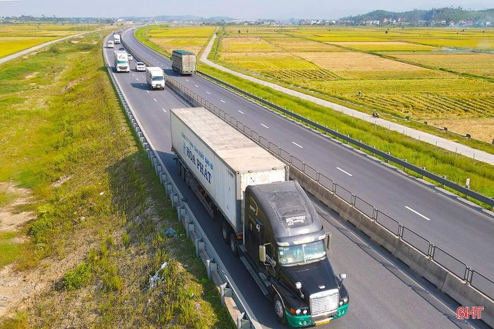 Trong bối cảnh lưu lượng phương tiện lưu thông trên cao tốc qua Hà Tĩnh khá tấp nập, việc một số xe dừng, đỗ không đảm bảo quy định an toàn, tiềm ẩn nguy cơ cao xảy ra TNGT, nhất là khung giờ ban đêm hoặc lúc rạng sáng.