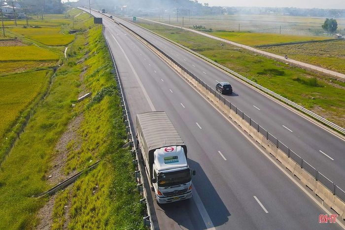Các hành vi dừng, đỗ sai quy định dễ bắt gặp trên tuyến cao tốc như phương tiện dừng, đỗ ở dải dừng xe khẩn cấp nhưng không bật đèn báo hiệu, không đặt thiết bị cảnh báo từ xa.