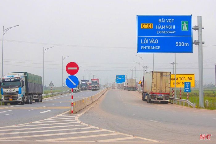 Tuy vậy, thời gian qua, trong quá trình tham gia giao thông trên tuyến cao tốc qua Hà Tĩnh, một số tài xế có hành vi dừng, đỗ sai quy định, không đảm bảo an toàn giao thông (ATGT), tiềm ẩn nguy cơ cao xảy ra tai nạn giao thông (TNGT).