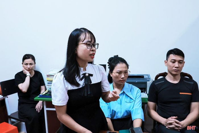 Chị Hà Thị Hoa - phụ huynh lớp 2C: "Qua quá trình học tập theo mô hình lớp học thông minh, chúng tôi nhận thấy các con hứng thú hơn trong học tập, mạnh dạn tương tác và chủ động tìm hiểu bài. Việc ứng dụng công nghệ vào giảng dạy giúp bài học sinh động, trực quan hơn, phụ huynh cũng thuận lợi trong việc đồng hành cùng con trong học tập”.