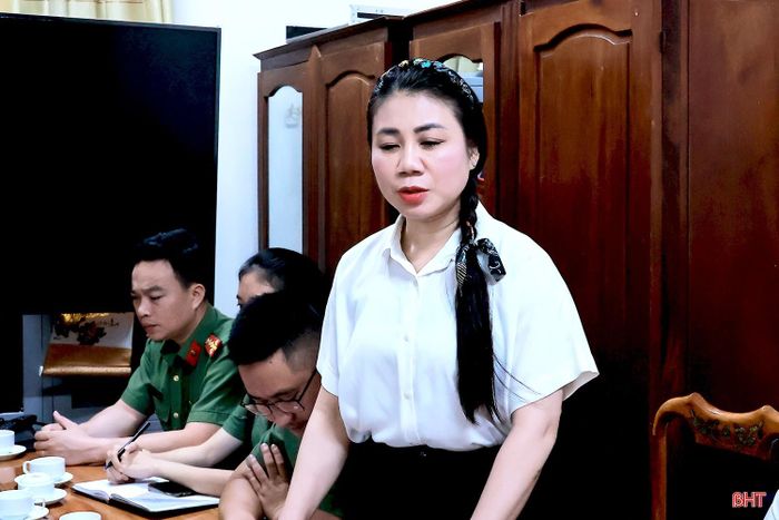Phó Chủ tịch UBND phường Thành Sen Trần Thị Thủy Nga kết luận buổi làm việc.