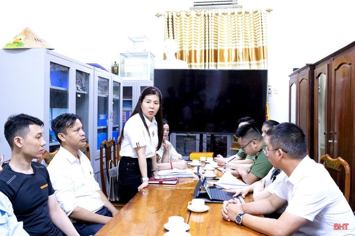 Sáng 8/5, UBND phường Thành Sen tổ chức buổi làm việc ban giám hiệu nhà trường, đại diện phụ huynh các lớp triển khai mô hình "Lớp học thông minh".