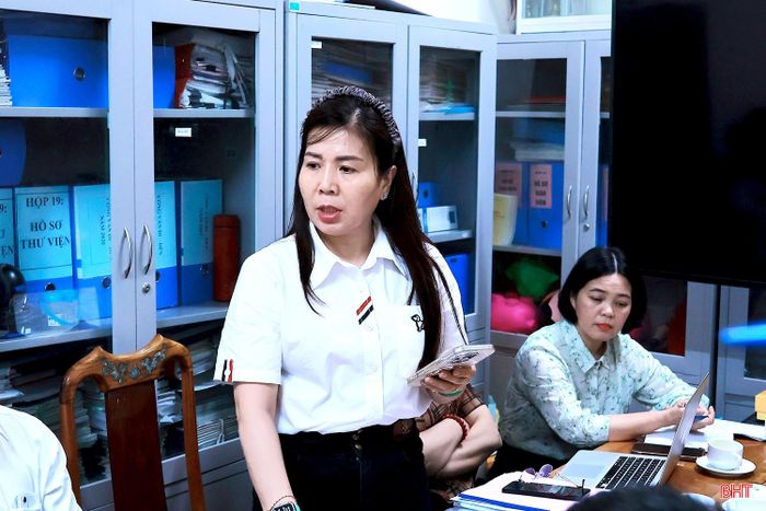 Cô Trần Thị Thu Cúc - Hiệu trưởng Trường TH Nguyễn Du báo cáo tình hình thực hiện mô hình "Lớp học thông minh" và các vấn đề dư luận đang quan tâm.