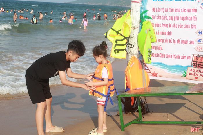 Nhiều trẻ em được tắm biển an toàn nhờ được cấp áo phao miễn phí.