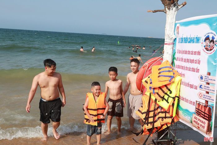 Điểm cấp áo phao miễn phí thu hút đông đảo trẻ nhỏ.