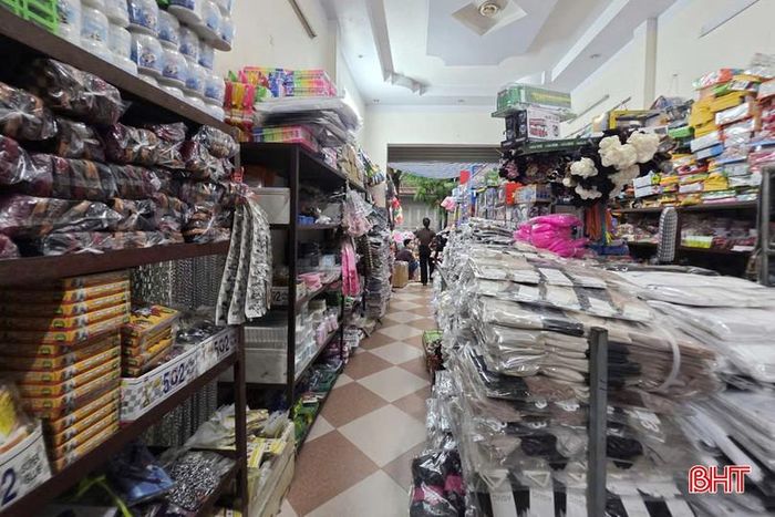 Do diện tích nhà ở kết hợp sản xuất kinh doanh nên có sự chồng lấn giữa sinh hoạt và buôn bán với nhiều loại hàng hóa sắp xếp cản trở lối đi, lối thoát nạn (Ảnh chụp tại phường Thành Sen).