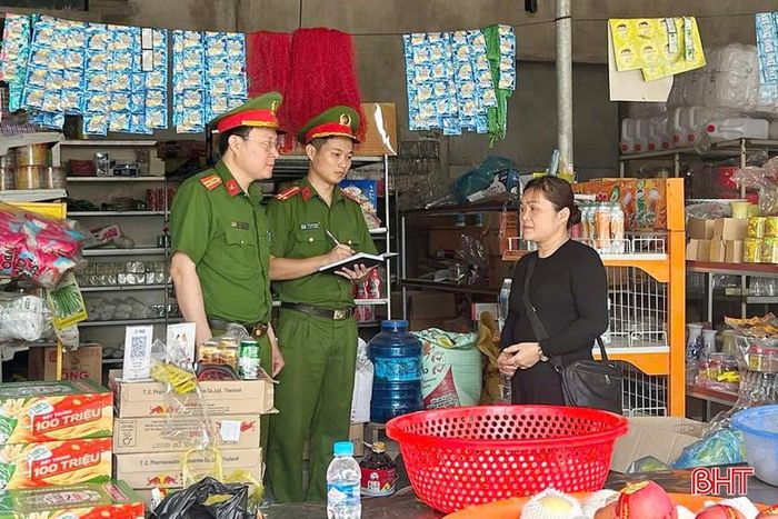 Phòng Cảnh sát PCCC&CNCH (Công an tỉnh) phối hợp với Công an xã Đồng Lộc, kiểm tra, nhắc nhở các hộ kinh doanh tại nhà, chấp hành nghiêm các quy định về PCCN.