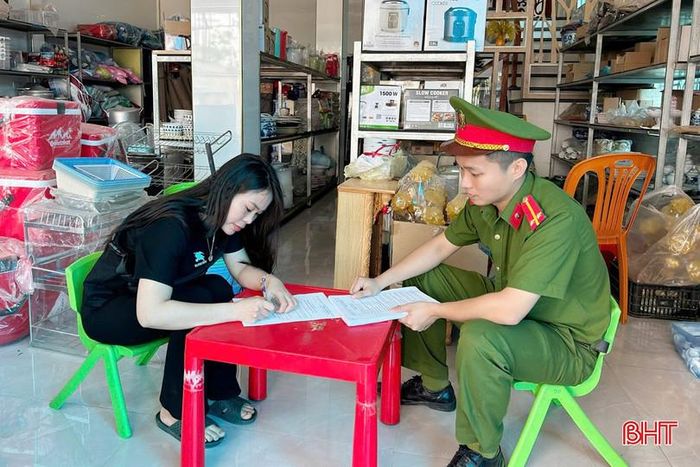 Công an xã Đồng Lộc hướng dẫn người dân ký cam kết về đảm bảo PCCN.