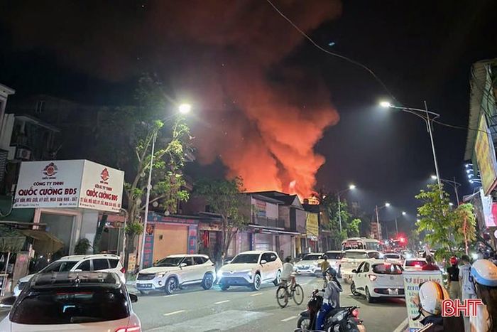 Vụ cháy tại quán cà phê Phong diễn ra vào khoảng 19h10, ngày 2/5/2026, ngọn lửa bùng phát từ bên trong khu vực quán sau đó lan mạnh ra ngoài.