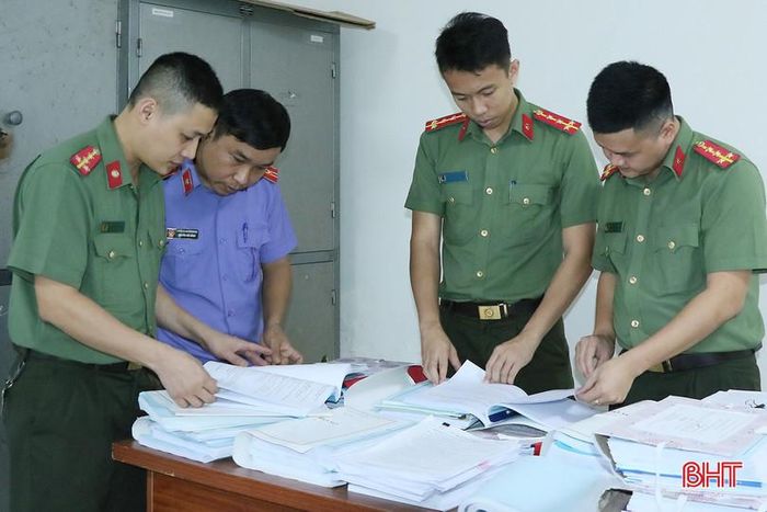 Lực lượng điều tra thu thập hồ sơ, tài liệu tại Công ty Cổ phần Hathaco.