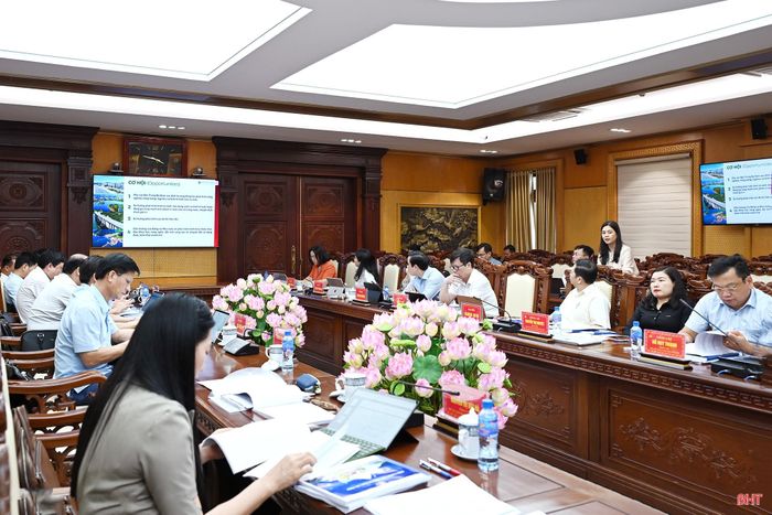 Đại biểu nghe báo cáo nội dung về điều chỉnh Quy hoạch tỉnh Hà Tĩnh thời kỳ 2021 - 2030, tầm nhìn đến năm 2050.