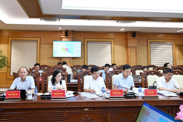 Phó Bí thư Thường trực Tỉnh ủy - Chủ tịch HĐND tỉnh Nguyễn Hồng Lĩnh và các đồng chí Ủy viên BTV Tỉnh ủy dự hội nghị.