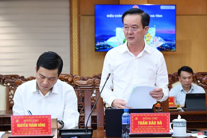 Phó Chủ tịch Thường trực UBND tỉnh Trần Báu Hà báo cáo nội dung tại hội nghị.