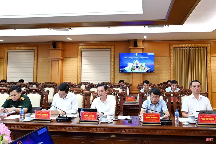 Phó Bí thư Tỉnh ủy - Chủ tịch UBND tỉnh Phan Thiên Định và các đồng chí Ủy viên BTV Tỉnh ủy dự hội nghị.