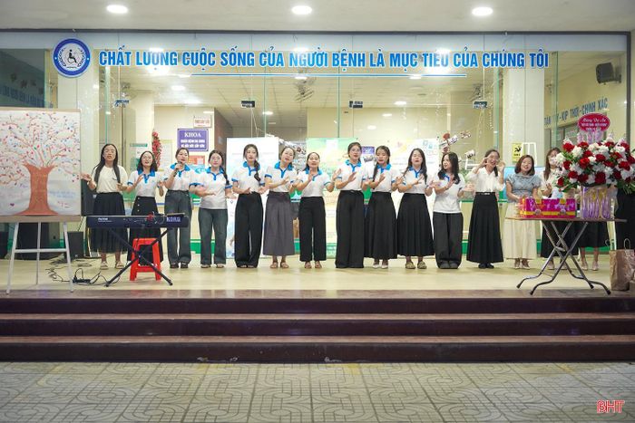 ...và biểu diễn âm nhạc phục vụ bệnh nhân.