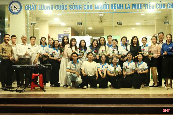 Giữa không gian vốn gắn liền với những lo toan, đau đớn và áp lực điều trị, những bức tranh đầy màu sắc cùng lời ca tiếng hát được các thành viên dự án "Một bức tranh - Nhiều hy vọng đã trở thành “liều thuốc tinh thần” đặc biệt dành cho bệnh nhân.