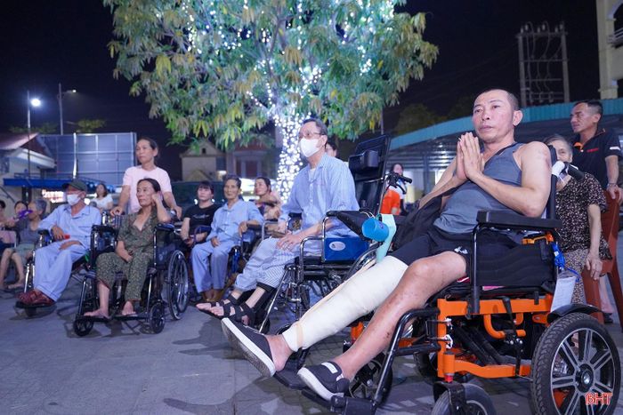 Từ những việc làm giản dị, nhưng giàu ý nghĩa, dự án đang góp phần thắp lên niềm tin và hy vọng, để mỗi bức tranh, bài hát không chỉ là tác phẩm nghệ thuật mà còn là thông điệp của yêu thương, tiếp thêm nghị lực cho bệnh nhân trên hành trình điều trị. “Mỗi lần có các anh chị tình nguyện viên đến hát và giao lưu, tôi thấy vui hơn rất nhiều. Đó là nguồn động viên tinh thần rất ý nghĩa đối với chúng tôi” - anh Nguyễn Quang Long (xã Thiên Cầm) đang điều trị tại Bệnh viện Phục hồi chức năng Hà Tĩnh chia sẻ.