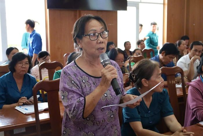 Một người dân ở xã Cần Giờ phát biểu tại buổi tiếp xúc với Đoàn đại biểu Quốc hội TP.HCM. Ảnh: T.L