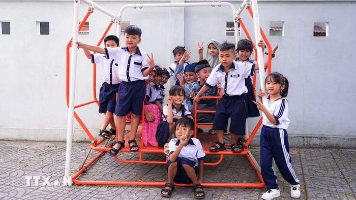 Việc thành thạo tiếng Việt giúp trẻ em đồng bào dân tộc thiểu số tự tin giao tiếp, hòa nhập tốt hơn với môi trường giáo dục và cộng đồng. (Ảnh: Minh Phú/TTXVN)