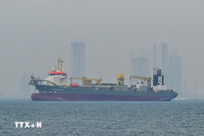 Tàu chở hàng thả neo ngoài khơi bờ biển Các tiểu vương quốc Arab Thống nhất (UAE) do tuyến đường hàng hải bị gián đoạn ở eo biển Hormuz khi xung đột bùng phát giữa Mỹ-Israel và Iran. (Ảnh: Anadolu Agency/TTXVN)