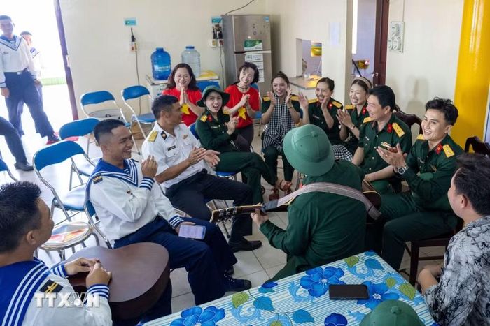 Những bài ca quen thuộc vang lên giữa trùng khơi, giúp rút ngắn khoảng cách giữa đất liền và nhà giàn. (Ảnh: Xuân Quý/TTXVN)