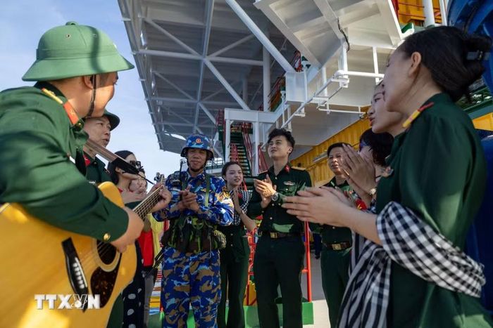Giao lưu văn nghệ mang hơi ấm đất liền đến với người lính biển. (Ảnh: Xuân Quý/TTXVN)