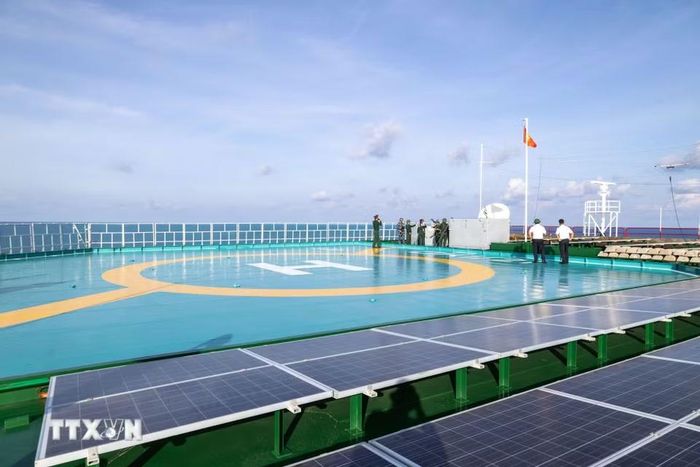 Khu vực sân đỗ trực thăng trên nóc nhà giàn DK1, nơi kết nối với đất liền trong những tình huống khẩn cấp. (Ảnh: Xuân Quý/TTXVN)