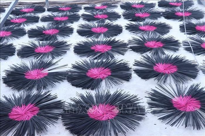 Hương đen Văn Quan, xã Diên Hà, tỉnh Hưng Yên có mùi thơm tự nhiên là sự kết hợp giữa nhựa trám và than.Ảnh: Đinh Văn Nhiều/TTXVN